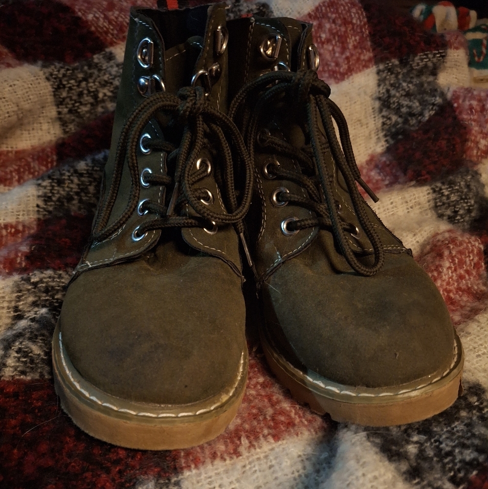 Lace Up GYI Boots - Picture 2 of 9